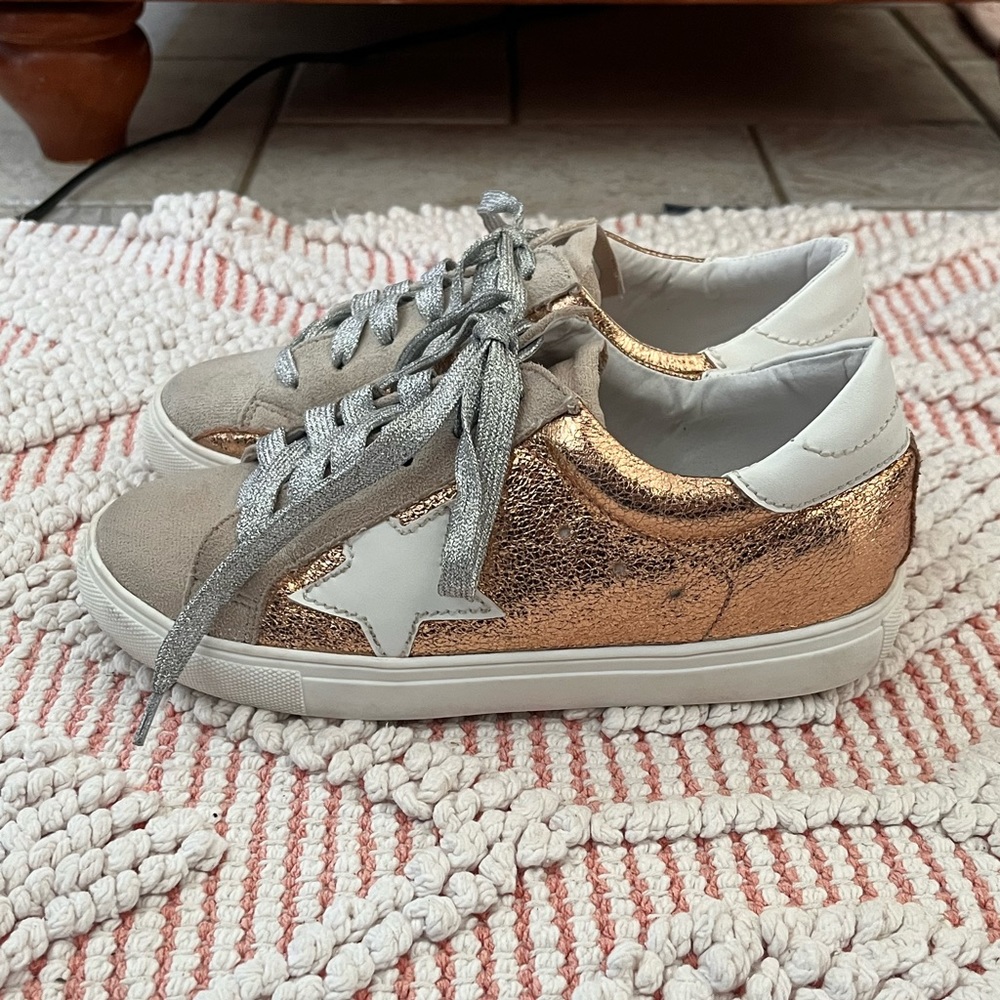 Women’s sneakers size 6.5